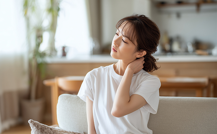 【院長コラム】まぶたの重み、肩こりの原因かも？形成外科認定医が語る「眼瞼下垂」治療の重要性